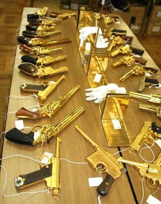 黃金槍一覽 全身鍍金工藝精美，其中一把極具創意！